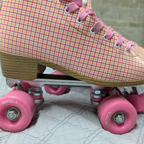 Impala Checkered Roller Skates with Pink Details - Picture 2 of 7